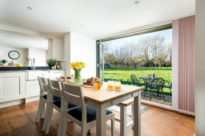 Lakeside property with spa access on a nature reserve Ruby Cottage MV04